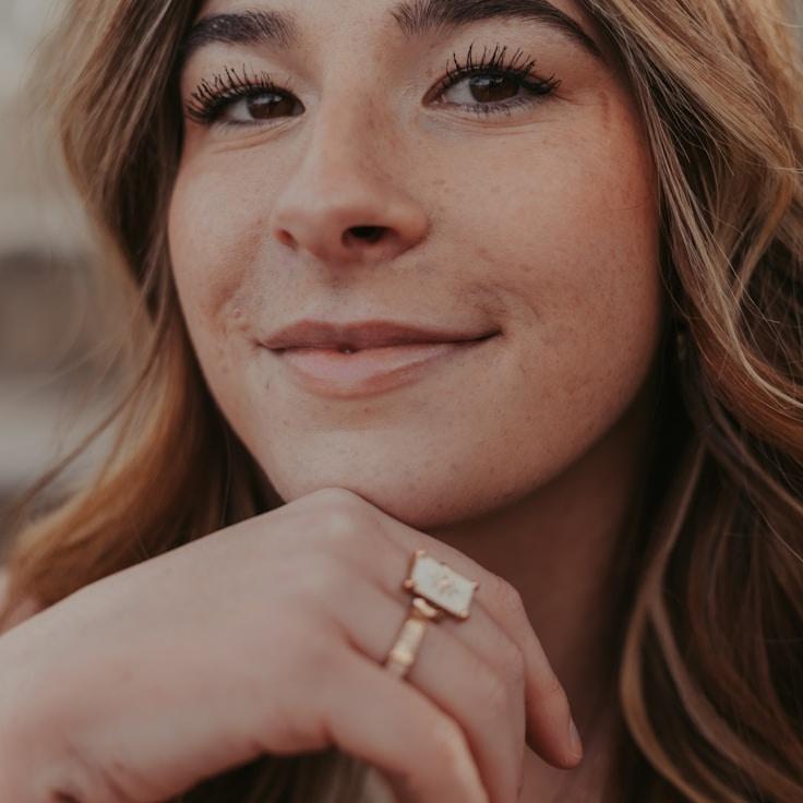 Portrait of Ananya meditation instructor